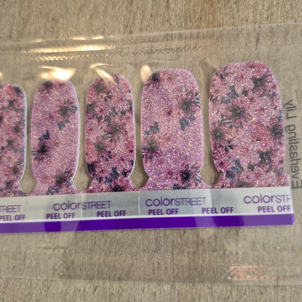 Color Street Nail Polish Strips - Everlasting Lily - Picture 3 of 6